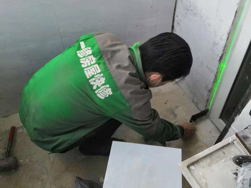 瓷磚鋪貼：1、基層處理 將塵土、雜物徹底清掃干凈，不得有空鼓、開(kāi)裂及起砂等缺陷。 2、彈線(xiàn) 施工前在墻體四周彈出標(biāo)高控制線(xiàn)，在地面彈出十字線(xiàn)，以控制地磚分隔尺寸。 3、預(yù)鋪 首先應(yīng)在圖紙?jiān)O(shè)計(jì)要求的基礎(chǔ)上，對(duì)地磚的色彩、紋理、表面平整等進(jìn)行嚴(yán)格的挑選，然后按照?qǐng)D紙要求預(yù)鋪。對(duì)于預(yù)鋪中可能出現(xiàn)的尺寸、色彩、紋理誤差等進(jìn)行調(diào)整、交換，直至達(dá)到最佳效果，按鋪貼順利堆放整齊備用。 4、鋪貼 鋪設(shè)選用1：3干硬性水泥砂漿，砂漿厚度25mm左右。鋪貼前將地磚背面濕潤(rùn)，需正面干燥為宜。把地磚按照要求放在水泥砂漿上，用橡皮錘輕敲地磚飾面直至密實(shí)平整達(dá)到要求。 5、勾縫 地磚鋪完后24h進(jìn)行清理勾縫，勾縫前應(yīng)先將地磚縫隙內(nèi)雜質(zhì)擦凈，用專(zhuān)用填縫劑勾縫。 6、清理 在家裝貼瓷磚施工過(guò)程中隨干隨清，完工后(一般宜在24h之后)再用棉紗等物對(duì)地磚表面進(jìn)行理。