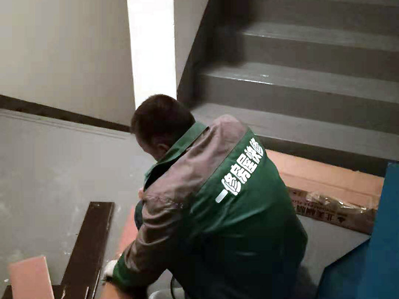 地板切割預(yù)鋪：地面全部掃干凈后，鋪上一層薄薄的塑料膜，要全部鋪滿，接頭的地方要連接好，以隔開地板和地面。鋪好塑料膜后，再在上面鋪上地板專用的地膜，鋪好地膜后，地板安裝師傅將很多地板從箱子里拿出來，全部攤放在地上，挑選色差，色差大的放在床、衣柜下面，色差均勻小的鋪在明顯的地方。開始正式安裝地板，安裝師傅將地板逐個(gè)裁剪，然后按以下圖的方式安裝，地板與地板之間只要用錘子錘緊就是。