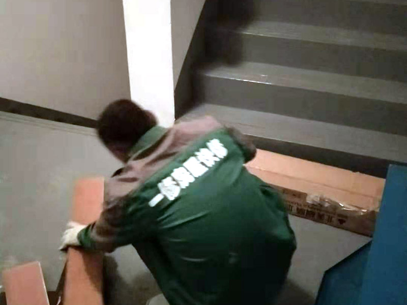 地板切割預(yù)鋪：地面全部掃干凈后，鋪上一層薄薄的塑料膜，要全部鋪滿，接頭的地方要連接好，以隔開地板和地面。鋪好塑料膜后，再在上面鋪上地板專用的地膜，鋪好地膜后，地板安裝師傅將很多地板從箱子里拿出來，全部攤放在地上，挑選色差，色差大的放在床、衣柜下面，色差均勻小的鋪在明顯的地方。開始正式安裝地板，安裝師傅將地板逐個(gè)裁剪，然后按以下圖的方式安裝，地板與地板之間只要用錘子錘緊就是。