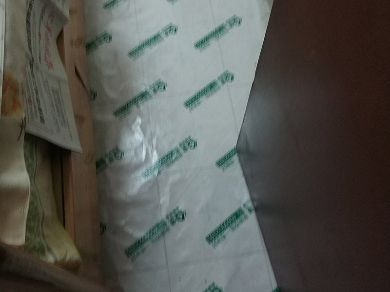 地面保護維修：房屋裝修、建筑裝修的整個過程都是非常漫長的，并非一兩天就能完工的，其中涉及的環(huán)節(jié)也很多。在裝修施工的過程中，裝修工人們會不斷進進出出，而且還會攜帶一些水泥漿等泥土，甚至是油漆或者被堅利物刮花，如果不采取地面保護措施，這樣對地面會造成很大的影響。 地板保護膜能夠在近年來的迅速興起，它的保護作用是不可忽視的。它是采用環(huán)保pvc和工業(yè)用針織棉制作而成，有雙重作用。pvc具備防滑、防水、防油漆甚至防火阻燃的功能，結(jié)合針織棉能夠防潮吸沙塵、對從高處掉下的東西起到一個緩沖減震的作用。 使用了裝飾地板保護膜，可以有效防止地面瓷磚，大理石，木地板被損傷刮花。