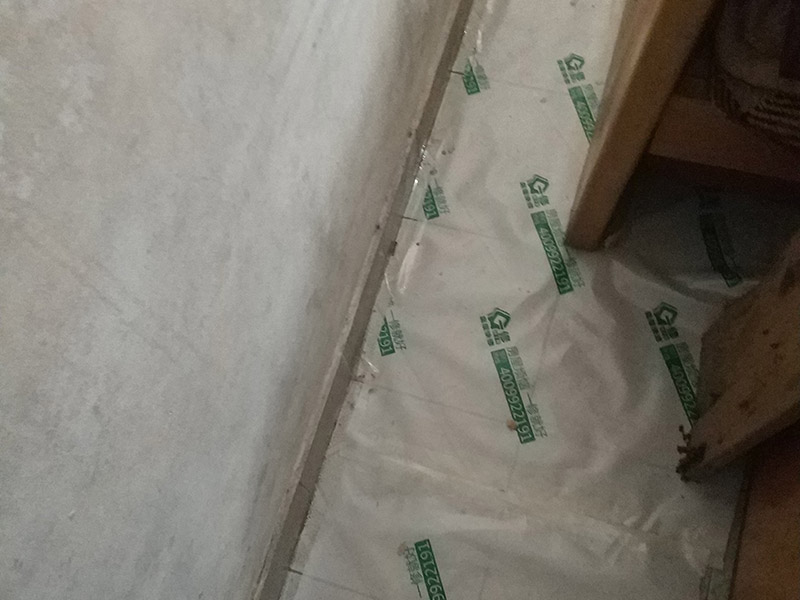 地面保護維修：房屋裝修、建筑裝修的整個過程都是非常漫長的，并非一兩天就能完工的，其中涉及的環(huán)節(jié)也很多。在裝修施工的過程中，裝修工人們會不斷進進出出，而且還會攜帶一些水泥漿等泥土，甚至是油漆或者被堅利物刮花，如果不采取地面保護措施，這樣對地面會造成很大的影響。 地板保護膜能夠在近年來的迅速興起，它的保護作用是不可忽視的。它是采用環(huán)保pvc和工業(yè)用針織棉制作而成，有雙重作用。pvc具備防滑、防水、防油漆甚至防火阻燃的功能，結(jié)合針織棉能夠防潮吸沙塵、對從高處掉下的東西起到一個緩沖減震的作用。 使用了裝飾地板保護膜，可以有效防止地面瓷磚，大理石，木地板被損傷刮花。