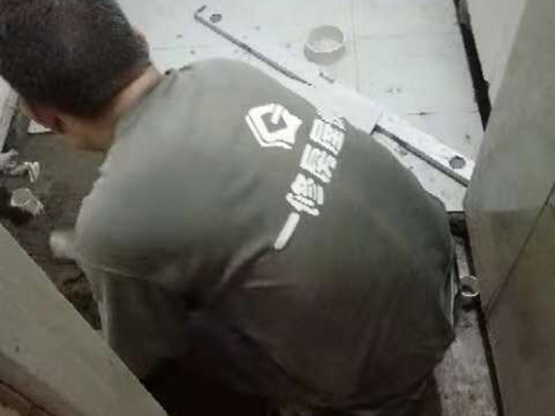 衛(wèi)生間地磚鋪貼：1、基層處理：把沾在基層上的浮漿、落地灰等用暫子或鋼絲刷清理掉，再用掃帚將浮土清掃干凈。2、找標高：根據(jù)水平標準線和設(shè)計厚度，在四周墻、柱上彈出面層的上平標高控制線。3、鋪設(shè)結(jié)合層砂漿：鋪設(shè)前應將基底濕潤，并在基底上刷一道素水泥漿或界面結(jié)合劑，隨刷隨鋪設(shè)攪拌均勻的干硬性水泥砂漿。4、鋪磚：將磚放置在于拌料上，用橡皮錘找平，之后將磚拿起，在干拌料上澆適量素水泥漿，同時在磚背面涂厚度約lnm的素水泥膏，再將磚放置在找過平的干拌料上，用橡皮錘按標高控制線和方正控制線坐平坐正。5、養(yǎng)護：當磚面層鋪貼完24h內(nèi)應開始澆水養(yǎng)護，養(yǎng)護時間不得小于7d。