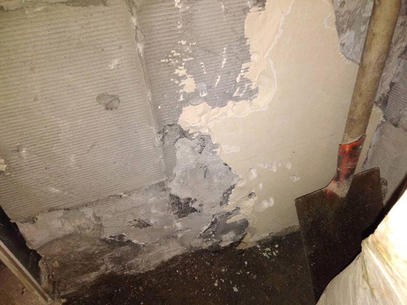 廁所拆除維修：洗浴用具可以在所有墻面敲磚前統(tǒng)一拆除，也可以與敲磚穿插進行。在拆除洗浴用具時，需要事先與屋主溝通。如果洗浴用具需要保留使用，則拆卸時注意不能損壞洗浴用具。并不是所有洗浴用具都需要馬上拆卸。拆卸一般是從墻體的下方往上方敲，從瓷磚的邊緣往里面敲，還需要根據(jù)拆卸的位置選擇適當?shù)那么u力度。敲磚是從墻體下方開始敲，從每塊瓷磚的邊緣開始敲。如果先敲上面的瓷磚，地面堆積的瓷磚較多，擋住下面的瓷磚，會不利于拆卸。在敲瓷磚的過程中，如果不是對地面瓷磚進行清理，避免瓷磚過多堆積，就會減緩施工進度甚至造成施工意外。