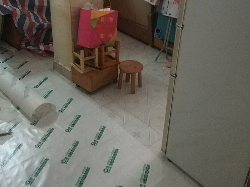 家具地面保護(hù)：房屋裝修、建筑裝修的整個(gè)過程都是非常漫長的，并非一兩天就能完工的，其中涉及的環(huán)節(jié)也很多。在裝修施工的過程中，裝修工人們會(huì)不斷進(jìn)進(jìn)出出，而且還會(huì)攜帶一些水泥漿等泥土，甚至是油漆或者被堅(jiān)利物刮花，如果不采取地面保護(hù)措施，這樣對(duì)地面會(huì)造成很大的影響。 地板保護(hù)膜能夠在近年來的迅速興起，它的保護(hù)作用是不可忽視的。它是采用環(huán)保pvc和工業(yè)用針織棉制作而成，有雙重作用。pvc具備防滑、防水、防油漆甚至防火阻燃的功能，結(jié)合針織棉能夠防潮吸沙塵、對(duì)從高處掉下的東西起到一個(gè)緩沖減震的作用。 