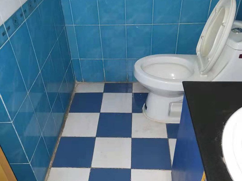 局部改造維修：1、現(xiàn)在的電線鋪設(shè)一般都是暗線，藏在墻體、地板地下、天花板上，所以，一旦誤入電線鋪設(shè)誤區(qū)將是欲改難改，不該則留下麻煩遺憾。因此，我們在電線鋪設(shè)錢一定要做好規(guī)劃，防止誤入以下的幾個(gè)誤區(qū)。 2、不僅是以前的房子，現(xiàn)在還有很多房子同樣存在一個(gè)情況，就是家里只有一個(gè)回路，一旦任何線路短路，整個(gè)房間的用電會(huì)陷入癱瘓。 3、我們在鋪設(shè)點(diǎn)顯時(shí)，根據(jù)使用面積，照明回路可選擇兩路或三路，電源插座三至四路。廚房和衛(wèi)生間各走一路線，空調(diào)回路兩至三路，一個(gè)空調(diào)回路帶兩部空調(diào)差不多。這樣當(dāng)其中一個(gè)回路出現(xiàn)故障時(shí)，其他回路仍可正常供電，不會(huì)給正常生活帶來過多影響。 4、電路改造中經(jīng)?？吹?ldquo;電線的顏色沒有什么具體的要求，只要火線、零線、地線的顏色分開就行了&rdquo;這種電線顏色隨意使用的情況，在日后的使用和維修過程中就會(huì)存在安全隱患。如電路改造時(shí)為了圖方便和省材料，以藍(lán)線做火線和零線，日后維修，維修師傅不易找出火線和零線，為維修帶來不便，且易造成施工安全事故。