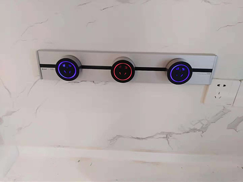 插座安裝：插座安裝前，是一定要將它們的數(shù)量和位置規(guī)劃好的，不然在安裝的時候就一頭霧水，很難安裝準(zhǔn)確，不僅雜亂，還易觸電。也許你會說少安裝一些就好了，可以家中的電器都是一直在增加的，很容易出現(xiàn)不夠用的情況。 插座安裝前一定要將屋子里的電源都關(guān)掉，直接將電源閘門關(guān)上就好，在不通電的狀態(tài)下安裝插座才不會有危險。將導(dǎo)線皮剝開一般分為藍(lán)色零線、黃色地線和紅色火線三種，如果導(dǎo)線種只有一根黃色地線的話，另兩根為別的顏色無法分辨的話，這時候就要將電源打開用電筆測試了，會讓電筆發(fā)亮的是火線。 然后將這些導(dǎo)線連接到插座上相應(yīng)的接點固定好，即L-火，N-零，剩下那個就是連接地線。最后把插座用螺絲固定在暗裝膠合上，以及插座配件按上就完成了。