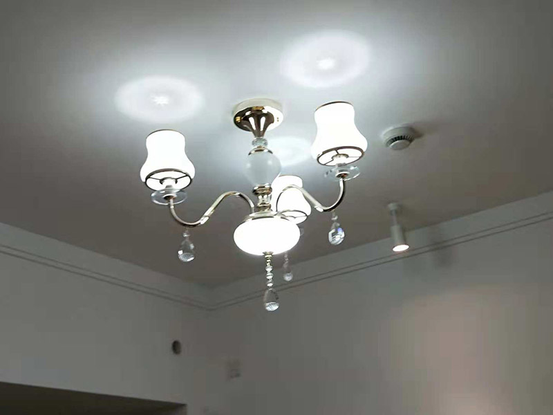 吊燈安裝：一、確定位置  吊燈位置確定之后，還要注意檢測(cè)該位置的承重力，畢竟一盞吊燈的重量還是蠻重的，尤其是客餐廳吊燈又大又重，倘若頂面承重力不夠，時(shí)間長(zhǎng)了會(huì)有脫落的危險(xiǎn)。所以吊燈安裝位置應(yīng)是實(shí)心磚石頂面或墻面，不宜是輕質(zhì)木質(zhì)頂面。 步驟二、拆吊燈面罩  吊燈面罩會(huì)有旋轉(zhuǎn)式和卡扣式兩種固定方式，大家拆卸時(shí)要小心謹(jǐn)慎，不要弄壞吊燈了。面罩和燈管都要取下來，以免安裝的過程中碰碎燈管。 三、安裝底座  將吊燈底座對(duì)著頂面或墻面的安裝位置，找到孔位并標(biāo)記出來，然后放下底座，使用與孔位規(guī)格相同的電鉆來打孔，天花板孔位一般是在6毫米，打孔完畢后就可以安裝膨脹螺栓了，這是固定吊燈底座用的，不過要注意孔的深度，要把膨脹螺絲塞入孔內(nèi)，使用錘子把它敲進(jìn)去，之后將底座與膨脹螺栓擰緊、固定，要與預(yù)先確定的安裝位置相同，不能有偏移的情況。 四、連接燈線   吊燈底座固定后，就可以連接燈線與電源線了，不過要注意連接的兩個(gè)線頭要接觸良好，需用黑膠布包裹好，并注意保持間距，盡量不把兩個(gè)連接頭放在一塊金屬片下，防止產(chǎn)生短路帶來危險(xiǎn)。連接好燈線與電源線后就可以安裝燈管，這時(shí)可通電檢查，看看能否正常使用，如不正常要檢查線路，若一切OK，那么就要關(guān)閉電源再繼續(xù)吊燈后續(xù)安裝。