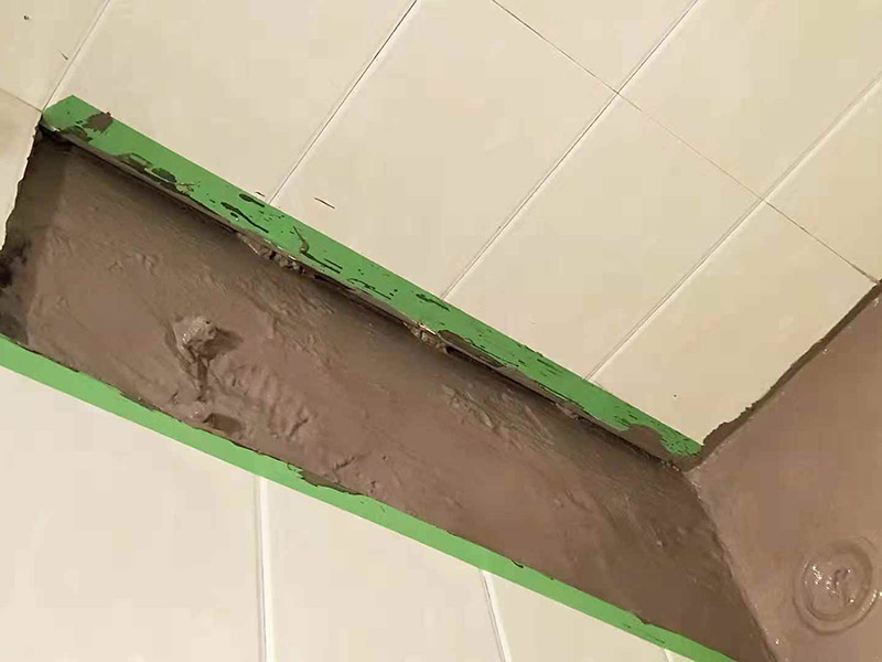 管道改造防水粉刷：1、施工前進(jìn)行墻、地面修補(bǔ)。將墻面地面瓷磚拆除以后，用水泥砂漿找平，然后再做防水施工，這樣可以避免因厚薄不均而造成滲漏，在拆除衛(wèi)生間墻磚和地磚的時(shí)候，要仔細(xì)檢查墻面是否有空鼓、起沙河開裂等現(xiàn)象，同時(shí)檢查墻面的接縫處和其它的邊邊角角等容易出現(xiàn)問題的地方，發(fā)現(xiàn)問題一定要仔細(xì)修補(bǔ)，然后才能做防水。 2、刷防水涂料。刷第一遍防水涂料前要確保工地干凈、干燥。刷涂料時(shí)要涂滿無遺漏，與基層結(jié)合牢固，無裂紋，無氣泡，無脫落現(xiàn)象，涂刷高度一致，厚度要達(dá)到產(chǎn)品規(guī)定要求。然后再重復(fù)步驟刷第二遍，這里要注意第一、第二遍防水涂料間需要有一定時(shí)間間隔，待第一遍涂料干透后才能進(jìn)行第二遍，具體時(shí)間視涂料而定。間隔時(shí)間太短，防水的效果會大打折扣，此外，最好在房屋的陰陽角、地漏和管道等地方多做一次防水。 3、鋪設(shè)保護(hù)層。為防止之后的施工破壞防水層，需在防水涂料表面鋪上保護(hù)層。保護(hù)層要完全覆蓋防水層，無遺漏，與基層結(jié)合牢固，無裂紋，無氣泡，無脫落現(xiàn)象。 4、做閉水試驗(yàn)。進(jìn)行閉水試驗(yàn)時(shí)，地面最高點(diǎn)的水不能低于2厘米，保存至少24小時(shí)，觀察無滲漏現(xiàn)象后方算合格。如有滲漏，一定要重做，絕不能疏忽大意。