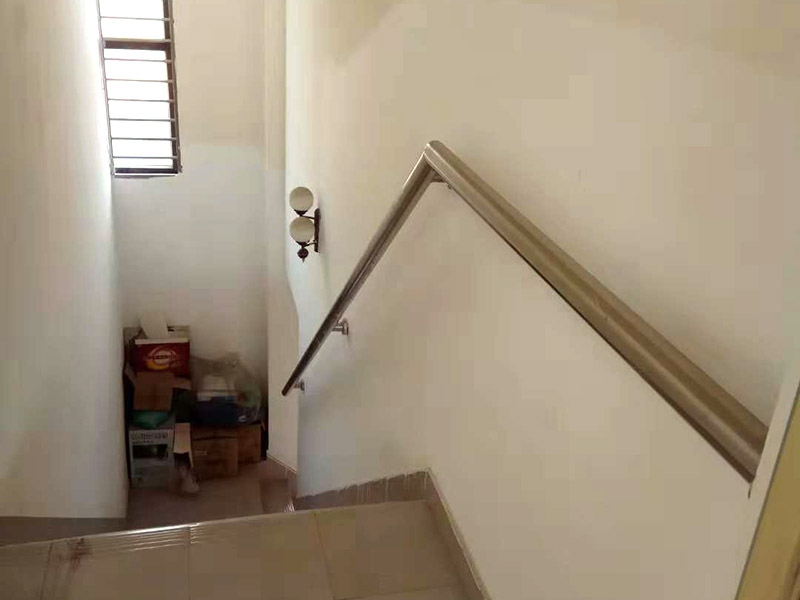 樓梯安裝維修：1、對于樓梯的作用是不能小覷的，在進行樓梯安裝的時候一定要確保樓梯的尺寸，如果尺寸不合適，安裝好之后在更改是非常麻煩的事情。 2、如果對樓梯知識簡單的更新，可以去掉樓梯的壁櫥，這樣可以節(jié)省很大的空間，可以用玻璃的結構代替堅實的鋼管，換掉堅實的扶手，這樣可以讓室內的采光更加自然明亮。 3、結構設計對樓梯安裝來說也是很重要的，如果小戶型安裝樓梯，最好選在靠墻的位置，這樣設計不僅僅漂亮，而且還可以讓每個空間都得到很好的利用。