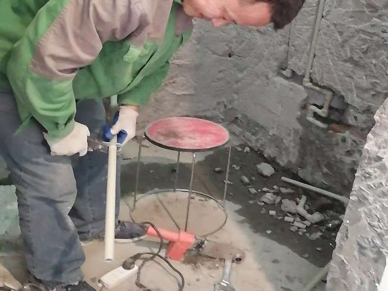 水管線路改造：首先，確定管道的走向和高度。然后用墨盒在墻面和地面彈出墨線。接下來用云石機開槽。最好是左手拿礦泉水瓶灑水，右手拿云石機開槽。這樣避免灰塵很多。第三步，用沖擊鉆剔槽。要剔的干凈平整，這樣有利于放管材。第四步，根據(jù)需要裁剪出各種長度的管材，待用。熱熔機加熱，綠燈變成紅燈時把管材放進去連接。第五步，放管，安裝管卡。15mm冷水管間隔應小于0.6m，熱水管為0.25米。20mm冷水管應小于0.6米，熱水管應小于0.3米。第六步，用料漿填槽抹平即可。