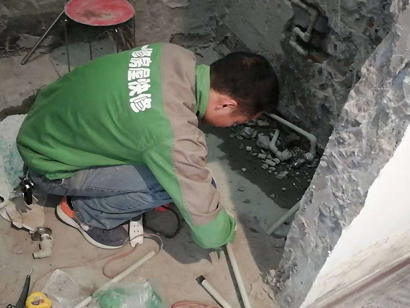 水管線路改造：首先，確定管道的走向和高度。然后用墨盒在墻面和地面彈出墨線。接下來用云石機開槽。最好是左手拿礦泉水瓶灑水，右手拿云石機開槽。這樣避免灰塵很多。第三步，用沖擊鉆剔槽。要剔的干凈平整，這樣有利于放管材。第四步，根據(jù)需要裁剪出各種長度的管材，待用。熱熔機加熱，綠燈變成紅燈時把管材放進去連接。第五步，放管，安裝管卡。15mm冷水管間隔應小于0.6m，熱水管為0.25米。20mm冷水管應小于0.6米，熱水管應小于0.3米。第六步，用料漿填槽抹平即可。