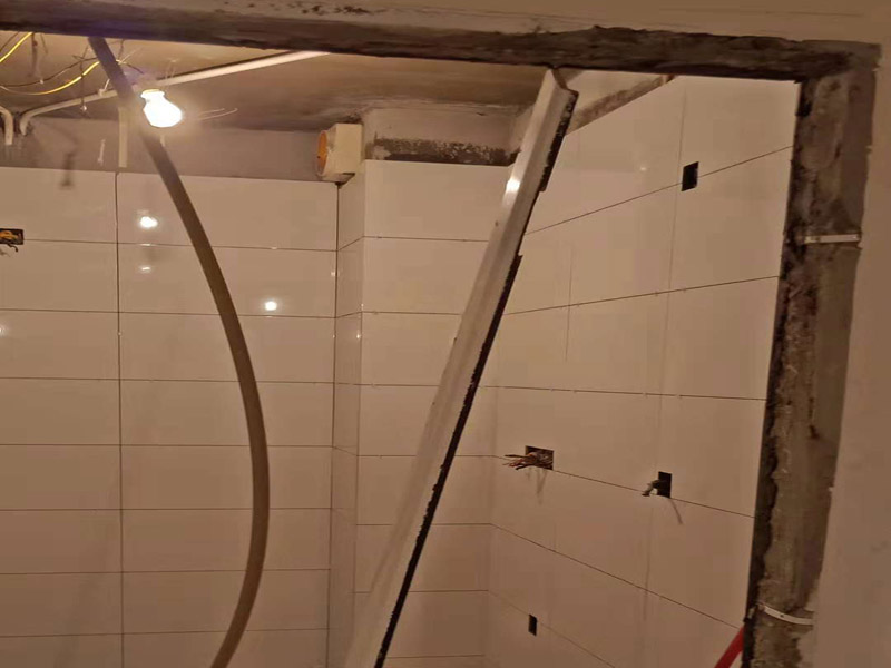 衛(wèi)生間拆除：衛(wèi)生間翻新首先需要將整體拆除，包括天花、地面、墻面等，拆除時要拆除的干凈，不要有殘留，因?yàn)槭褂脮r間長了衛(wèi)生間各個地方都會被水浸濕，并且有可能會有大量細(xì)菌殘留。改完水電要將地面墻面全部做好找平處理，找平之后再做防水，避免防水涂料因薄厚不均而造成滲漏，接縫處要刷到位。衛(wèi)生間墻地面之間的接縫以及上下水管道與地面的接縫處，是最容易出問題的地方。