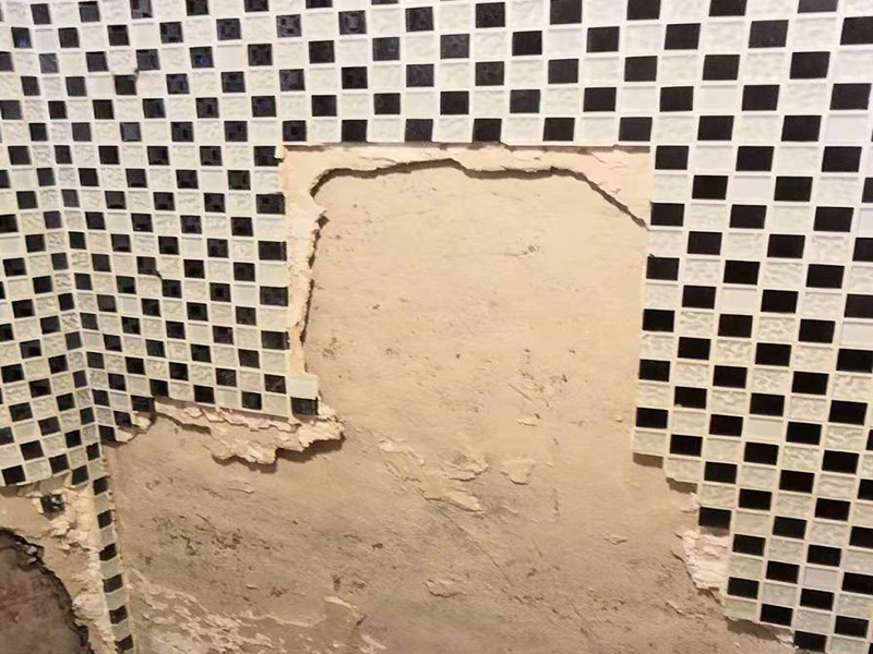 衛(wèi)生間瓷磚拆除：墻面上應(yīng)該還有些其他東西，比如掛毛巾的架子，放廚具的架子等等。先把這些物品都小心翼翼的拆下來，還原一面光潔的墻面，才好進(jìn)行拆卸工作。拆卸的時候要先從墻低的第一塊磚開始拆卸，要是直接隨便從上面那一塊拆卸，拆到一半就會擋住下面的瓷磚，讓下面的瓷磚不好拆了。墻面內(nèi)有些地方會走一些管道，有煤氣管道，有電線管道，水管，網(wǎng)線等等。要注意這些管道，不要把墻里面的管道破壞了，不然拆了瓷磚又惹了新的問題要處理。拆卸下來的瓷磚堆積在地上很不方便繼續(xù)工作，這個時候上面提到的推車就派上用場了。用推車把瓷磚運走，清理干凈現(xiàn)場，然后繼續(xù)拆卸，直到整面的墻面都拆卸完整。