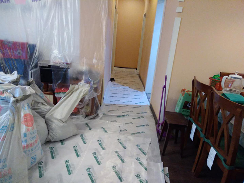 廁所下半部分拆除：首先,指揮一般裝修衛(wèi)生間墻磚拆遷,電線和燈具,避免后期對(duì)電器造成傷害,電路漏電,觸電,再用廁所外的插座安裝輔助用品最近,切忌使用衛(wèi)生間插座。廁所呈現(xiàn)第二,然后衛(wèi)生間的衛(wèi)浴裝修拆除。在浴室墻磚之前它將水槽,馬桶,淋浴頭。浴缸、鉤子、內(nèi)閣和供應(yīng),掃清道路。三,先拆除天花板,如果刪除第一個(gè)衛(wèi)生間墻面,可以導(dǎo)致天花板突然下降,導(dǎo)致健康工人的健康風(fēng)險(xiǎn)。終于開始衛(wèi)生間墻壁拆遷,從下到上拆除。