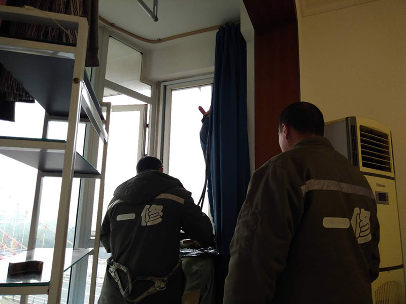 窗戶打膠維修：1、窗框與墻體固定時，先固定上框，后固定邊框，采用塑料膨脹螺栓固定。各樓層窗框安裝時均應(yīng)橫向、豎向拉通線，各層水平一致，上下順直。框與洞口之間的伸縮縫內(nèi)腔均采用閉孔泡沫塑料，發(fā)泡劑等彈性材料填塞，表面用密封膠密封。 2、．門窗安裝必須牢固，預(yù)埋件的數(shù)量、位置、埋設(shè)連接方法必須符合設(shè)計要求，用于固定每根增強(qiáng)型鋼的緊固件不得小于3個，其間距應(yīng)不大于300mm，距型鋼端頭應(yīng)不大于100mm；增強(qiáng)型鋼、緊固件及五金件除不銹鋼外，其表面均應(yīng)經(jīng)耐腐蝕鍍膜處理。 3、混凝土洞口應(yīng)采用射釘或塑料膨脹螺栓固定；磚墻洞口應(yīng)采用塑料膨脹螺栓固定，并不得固定在磚縫處；設(shè)有預(yù)埋鐵件的洞應(yīng)采用焊接的方法固定，或先在預(yù)埋件上按緊固件規(guī)格打基孔，然后用緊固件固定。