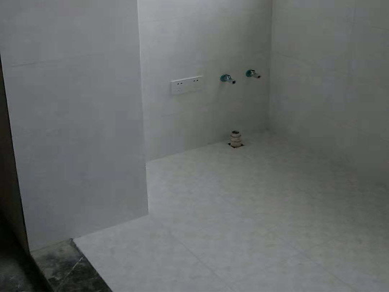 馬桶衛(wèi)浴五金安裝：浴室整體安裝先后順序：首先衛(wèi)浴潔具安裝前應(yīng)該先布局水電安裝&mdash;貼浴室墻磚&mdash;然后浴室吊頂（要安裝浴霸的童鞋需要預(yù)留通風(fēng)口或者同時安裝浴霸）&mdash;鋪設(shè)浴室地磚（此時要考慮其他潔具的進(jìn)水口跟出水口預(yù)留，還有如果考慮安裝蹲便器需要同時安裝）&mdash;安裝三角閥（三角閥的作用是方便日后衛(wèi)浴維修跟控制水流）&mdash;然后可以依次安裝馬桶、洗面盆或者浴室柜、浴盆浴缸等&mdash;然后才是安裝燈具、插座、跟鏡子&mdash;其他五金配件（如安裝毛巾環(huán)、安裝毛巾架等）。