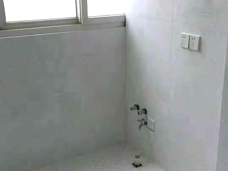 馬桶衛(wèi)浴五金安裝：浴室整體安裝先后順序：首先衛(wèi)浴潔具安裝前應(yīng)該先布局水電安裝&mdash;貼浴室墻磚&mdash;然后浴室吊頂（要安裝浴霸的童鞋需要預(yù)留通風(fēng)口或者同時安裝浴霸）&mdash;鋪設(shè)浴室地磚（此時要考慮其他潔具的進(jìn)水口跟出水口預(yù)留，還有如果考慮安裝蹲便器需要同時安裝）&mdash;安裝三角閥（三角閥的作用是方便日后衛(wèi)浴維修跟控制水流）&mdash;然后可以依次安裝馬桶、洗面盆或者浴室柜、浴盆浴缸等&mdash;然后才是安裝燈具、插座、跟鏡子&mdash;其他五金配件（如安裝毛巾環(huán)、安裝毛巾架等）。