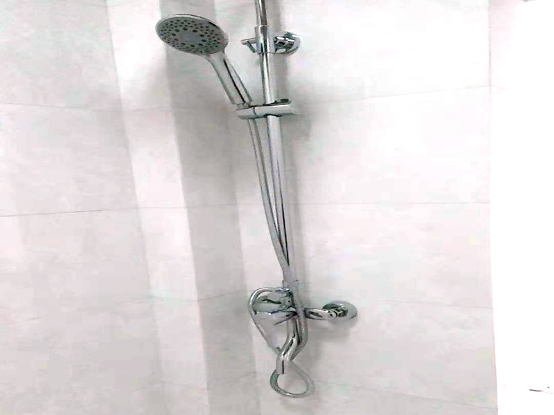 馬桶衛(wèi)浴五金安裝：浴室整體安裝先后順序：首先衛(wèi)浴潔具安裝前應(yīng)該先布局水電安裝&mdash;貼浴室墻磚&mdash;然后浴室吊頂（要安裝浴霸的童鞋需要預(yù)留通風(fēng)口或者同時安裝浴霸）&mdash;鋪設(shè)浴室地磚（此時要考慮其他潔具的進(jìn)水口跟出水口預(yù)留，還有如果考慮安裝蹲便器需要同時安裝）&mdash;安裝三角閥（三角閥的作用是方便日后衛(wèi)浴維修跟控制水流）&mdash;然后可以依次安裝馬桶、洗面盆或者浴室柜、浴盆浴缸等&mdash;然后才是安裝燈具、插座、跟鏡子&mdash;其他五金配件（如安裝毛巾環(huán)、安裝毛巾架等）。