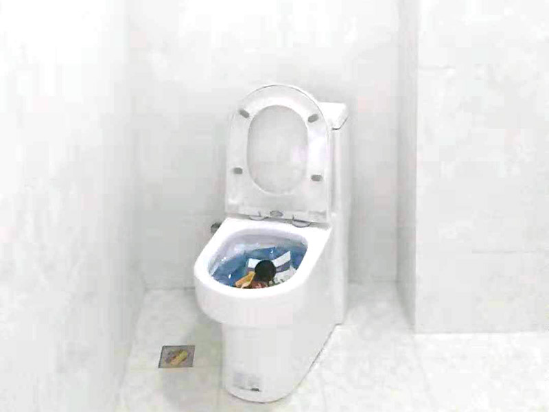 馬桶衛(wèi)浴五金安裝：浴室整體安裝先后順序：首先衛(wèi)浴潔具安裝前應(yīng)該先布局水電安裝&mdash;貼浴室墻磚&mdash;然后浴室吊頂（要安裝浴霸的童鞋需要預(yù)留通風(fēng)口或者同時安裝浴霸）&mdash;鋪設(shè)浴室地磚（此時要考慮其他潔具的進(jìn)水口跟出水口預(yù)留，還有如果考慮安裝蹲便器需要同時安裝）&mdash;安裝三角閥（三角閥的作用是方便日后衛(wèi)浴維修跟控制水流）&mdash;然后可以依次安裝馬桶、洗面盆或者浴室柜、浴盆浴缸等&mdash;然后才是安裝燈具、插座、跟鏡子&mdash;其他五金配件（如安裝毛巾環(huán)、安裝毛巾架等）。