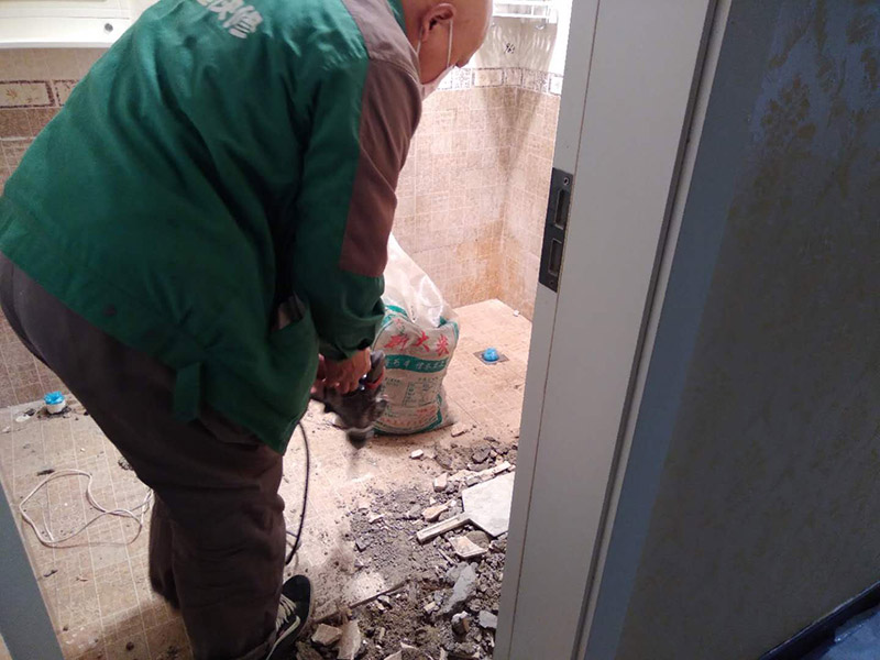 衛(wèi)生間地磚拆除：（一） 基層處理、定標(biāo)高 1、 將基層表面的浮土或砂漿鏟掉，清掃干凈，有油污時(shí)，應(yīng)用10%火堿水刷凈，并用清水沖洗干凈。 2、 根據(jù) 0.5m水平控制線和設(shè)計(jì)圖紙找出板面標(biāo)高。 （二） 彈控制線 1、 先根據(jù)排磚圖確定鋪砌的縫隙寬度。 2、 根據(jù)排磚圖及縫寬在地面上彈縱、橫控制線。注意該十字線與墻面抹灰時(shí)控制房間方正的十字線是否對(duì)應(yīng)平行，同時(shí)注意開(kāi)間方向的控制線是否與走廊的縱向控制線平行，不平行時(shí)應(yīng)調(diào)整至平行。以避免在門口位置的分色磚出現(xiàn)大小頭。 （三） 鋪磚 為了找好位置和標(biāo)離，應(yīng)從門口開(kāi)始，縱向先鋪2～3行磚，以此為標(biāo)筋拉縱橫水平標(biāo)高線，鋪時(shí)應(yīng)從里面向外退著作，人不得踏在剛鋪好的磚面上，每塊磚應(yīng)跟線， （四） 勾縫、擦縫 1、 勾縫：用l：l水泥細(xì)砂漿勾縫，縫內(nèi)深度宜為磚厚的1/3，要求縫內(nèi)砂漿密實(shí)、平整、光滑。