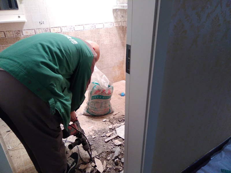 衛(wèi)生間地磚拆除：（一） 基層處理、定標(biāo)高 1、 將基層表面的浮土或砂漿鏟掉，清掃干凈，有油污時(shí)，應(yīng)用10%火堿水刷凈，并用清水沖洗干凈。 2、 根據(jù) 0.5m水平控制線和設(shè)計(jì)圖紙找出板面標(biāo)高。 （二） 彈控制線 1、 先根據(jù)排磚圖確定鋪砌的縫隙寬度。 2、 根據(jù)排磚圖及縫寬在地面上彈縱、橫控制線。注意該十字線與墻面抹灰時(shí)控制房間方正的十字線是否對(duì)應(yīng)平行，同時(shí)注意開(kāi)間方向的控制線是否與走廊的縱向控制線平行，不平行時(shí)應(yīng)調(diào)整至平行。以避免在門口位置的分色磚出現(xiàn)大小頭。 （三） 鋪磚 為了找好位置和標(biāo)離，應(yīng)從門口開(kāi)始，縱向先鋪2～3行磚，以此為標(biāo)筋拉縱橫水平標(biāo)高線，鋪時(shí)應(yīng)從里面向外退著作，人不得踏在剛鋪好的磚面上，每塊磚應(yīng)跟線， （四） 勾縫、擦縫 1、 勾縫：用l：l水泥細(xì)砂漿勾縫，縫內(nèi)深度宜為磚厚的1/3，要求縫內(nèi)砂漿密實(shí)、平整、光滑。