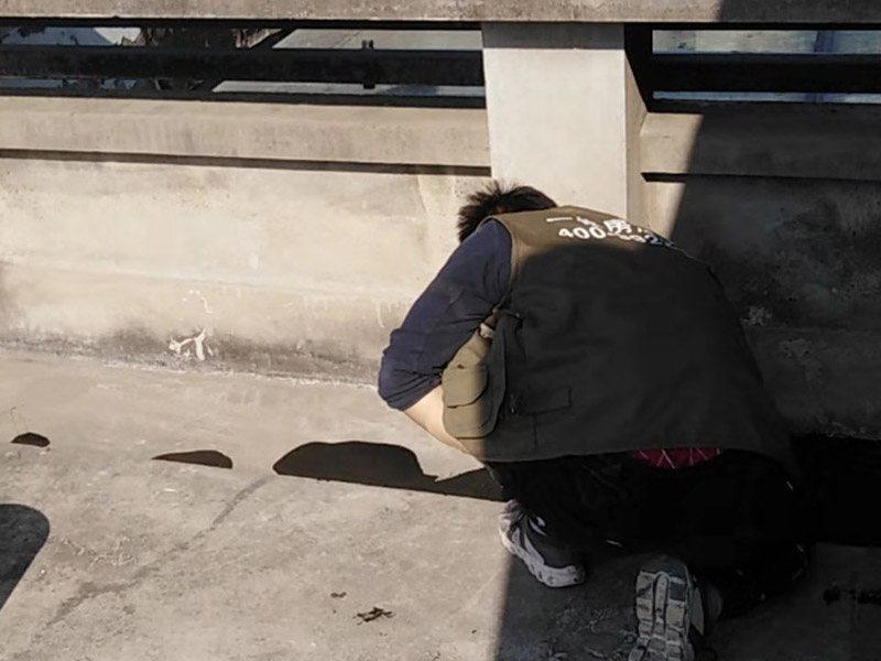 屋頂鋪設(shè)防水卷材：清理基層&mdash;&mdash;涂刷基層處理劑&mdash;&mdash;鋪貼卷材附加層(細部處理)&mdash;&mdash;熱熔鋪貼大面防水卷材&mdash;&mdash;熱熔封邊&mdash;&mdash;蓄水試驗&mdash;&mdash;保護層施工&mdash;&mdash;質(zhì)量驗收。 1) 在鋪設(shè)前基材處理劑需均勻涂刷需要鋪設(shè)的所有屋面； 2) 將準備好的改性瀝青防水卷材鋪設(shè)在屋頂?shù)谋砻?，具體的尺寸根據(jù)實際的應用要求； 3) 防水膜安裝應采用氣缸式丙烷烤燈，剪裁應使用專業(yè)的切割工具。 4) 一切準備完成后將卷材放置在正確的位置，然后將其重新卷好，注意不要改變鋪設(shè)方向。 5) 點燃烤燈后對防水卷材與屋面的交接處進行高溫處理，邊加熱邊滾動卷材，使用滾輪對卷材進行碾壓，確保防水卷材與屋面完全粘合。 6) 重復操作直到卷材的整個長度牢固地粘合到表面上，鋪設(shè)完成后使用烤燈及剪裁工具對防水卷材進行熱熔封邊，確保沒有開縫的地方。 7) 最后將使用烤燈卷材末端固定在側(cè)墻上，要確保防水卷材不會受到任何損壞，同時也可以借助其他零件對卷材末端進行加固。 8) 暴露在地面以外的卷材區(qū)域應用適當?shù)姆浪暹M行保護。 9) 施工完成后須經(jīng)過24小時才能進行檢測。