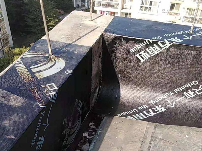 屋頂鋪設(shè)防水卷材：清理基層&mdash;&mdash;涂刷基層處理劑&mdash;&mdash;鋪貼卷材附加層(細部處理)&mdash;&mdash;熱熔鋪貼大面防水卷材&mdash;&mdash;熱熔封邊&mdash;&mdash;蓄水試驗&mdash;&mdash;保護層施工&mdash;&mdash;質(zhì)量驗收。 1) 在鋪設(shè)前基材處理劑需均勻涂刷需要鋪設(shè)的所有屋面； 2) 將準備好的改性瀝青防水卷材鋪設(shè)在屋頂?shù)谋砻?，具體的尺寸根據(jù)實際的應用要求； 3) 防水膜安裝應采用氣缸式丙烷烤燈，剪裁應使用專業(yè)的切割工具。 4) 一切準備完成后將卷材放置在正確的位置，然后將其重新卷好，注意不要改變鋪設(shè)方向。 5) 點燃烤燈后對防水卷材與屋面的交接處進行高溫處理，邊加熱邊滾動卷材，使用滾輪對卷材進行碾壓，確保防水卷材與屋面完全粘合。 6) 重復操作直到卷材的整個長度牢固地粘合到表面上，鋪設(shè)完成后使用烤燈及剪裁工具對防水卷材進行熱熔封邊，確保沒有開縫的地方。 7) 最后將使用烤燈卷材末端固定在側(cè)墻上，要確保防水卷材不會受到任何損壞，同時也可以借助其他零件對卷材末端進行加固。 8) 暴露在地面以外的卷材區(qū)域應用適當?shù)姆浪暹M行保護。 9) 施工完成后須經(jīng)過24小時才能進行檢測。