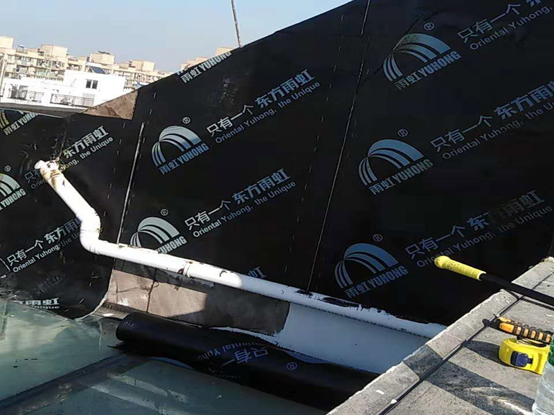 屋頂鋪設(shè)防水卷材：清理基層&mdash;&mdash;涂刷基層處理劑&mdash;&mdash;鋪貼卷材附加層(細部處理)&mdash;&mdash;熱熔鋪貼大面防水卷材&mdash;&mdash;熱熔封邊&mdash;&mdash;蓄水試驗&mdash;&mdash;保護層施工&mdash;&mdash;質(zhì)量驗收。 1) 在鋪設(shè)前基材處理劑需均勻涂刷需要鋪設(shè)的所有屋面； 2) 將準備好的改性瀝青防水卷材鋪設(shè)在屋頂?shù)谋砻妫唧w的尺寸根據(jù)實際的應用要求； 3) 防水膜安裝應采用氣缸式丙烷烤燈，剪裁應使用專業(yè)的切割工具。 4) 一切準備完成后將卷材放置在正確的位置，然后將其重新卷好，注意不要改變鋪設(shè)方向。 5) 點燃烤燈后對防水卷材與屋面的交接處進行高溫處理，邊加熱邊滾動卷材，使用滾輪對卷材進行碾壓，確保防水卷材與屋面完全粘合。 6) 重復操作直到卷材的整個長度牢固地粘合到表面上，鋪設(shè)完成后使用烤燈及剪裁工具對防水卷材進行熱熔封邊，確保沒有開縫的地方。 7) 最后將使用烤燈卷材末端固定在側(cè)墻上，要確保防水卷材不會受到任何損壞，同時也可以借助其他零件對卷材末端進行加固。 8) 暴露在地面以外的卷材區(qū)域應用適當?shù)姆浪暹M行保護。 9) 施工完成后須經(jīng)過24小時才能進行檢測。