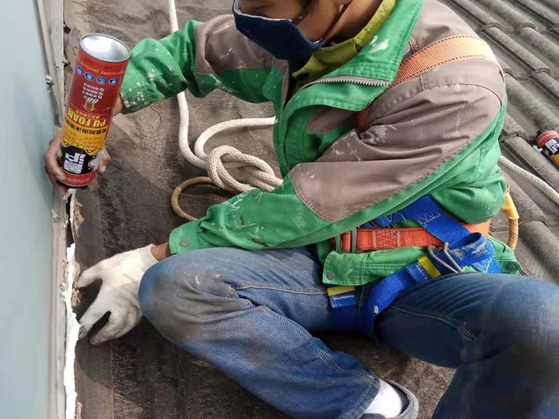 陽(yáng)臺(tái)空鼓裂縫：如若墻體裂縫比較大，用刀將裂縫剮開(kāi)成U形狀，用石膏粉對(duì)其進(jìn)行填充（注意要比墻面稍低），再貼上玻璃布并用砂紙打磨光滑平整，最后對(duì)整體墻面刷上油漆。將水泥墻面去除，安裝一層石膏板，再做上乳膠漆。該方法能夠去除各種不規(guī)則裂縫，但是施工難度大，操作時(shí)間長(zhǎng)！鏟掉開(kāi)裂的漆膜部分并用彈性鑷子填平，刷上彈性墻面漆，注意遇到吸水性過(guò)強(qiáng)的基層要刷底漆。