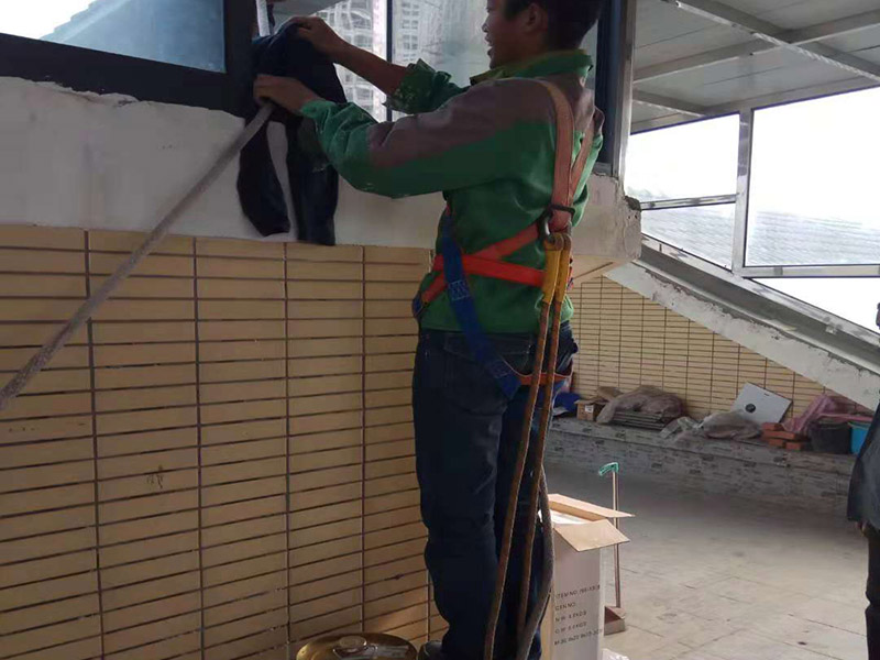 陽(yáng)臺(tái)空鼓裂縫：如若墻體裂縫比較大，用刀將裂縫剮開(kāi)成U形狀，用石膏粉對(duì)其進(jìn)行填充（注意要比墻面稍低），再貼上玻璃布并用砂紙打磨光滑平整，最后對(duì)整體墻面刷上油漆。將水泥墻面去除，安裝一層石膏板，再做上乳膠漆。該方法能夠去除各種不規(guī)則裂縫，但是施工難度大，操作時(shí)間長(zhǎng)！鏟掉開(kāi)裂的漆膜部分并用彈性鑷子填平，刷上彈性墻面漆，注意遇到吸水性過(guò)強(qiáng)的基層要刷底漆。