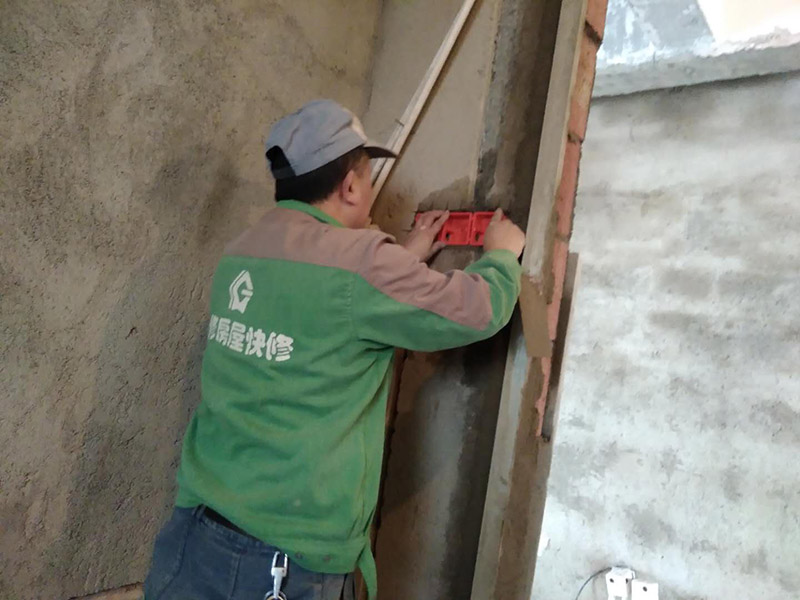 PPR水管插座安裝：1、安裝廚、衛(wèi)管道時，在計算管道出墻的尺寸時應考慮到墻磚貼好后尺寸，即預先考慮墻磚的厚度。2、墻體內、地面下都盡可能少用或不用連接配件，以減少滲漏隱患點。連接配件的安裝要保證牢固、無滲漏。3、進水應設有室內總閥，安裝前必須檢查水管及連接配件是否有破損、砂眼、裂紋等現(xiàn)象，安裝后要通水進行調試。4、設計鋪設管道時應考慮洗衣機的用水龍頭安裝位置，下水口的布置等；同時注意電源插座的位置是否合適。5、管道鋪設完畢后要做管道壓力實驗，實驗壓力一般不小于0.6MPa，實驗時間保持在20-30分鐘。