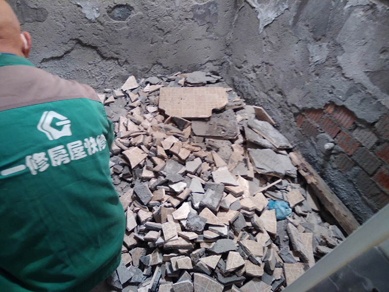 衛(wèi)生間瓷磚拆除裝袋：衛(wèi)浴用具拆除后可以對(duì)墻面瓷磚進(jìn)行拆卸。拆卸一般是從墻體的下方往上方敲，從瓷磚的邊緣往里面敲，還需要根據(jù)拆卸的位置選擇適當(dāng)?shù)那么u力度。  敲磚是從墻體下方開始敲，從每塊瓷磚的邊緣開始敲。如果先敲上面的瓷磚，地面堆積瓷磚較多，擋住墻體下面的瓷磚，不利于拆卸。另外，敲磚過程中，要不是對(duì)地面的瓷磚進(jìn)行清理，以免瓷磚過多堆積，減慢施工進(jìn)度以及造成施工意外。  由于二手房的衛(wèi)浴在之前是做了一次防水的，因此在敲磚時(shí)必須注意防水層的處理，舊的防水層一般都不打掉，在敲磚后，在原有的防水層上面，再薄薄做一層防水，以提高衛(wèi)浴的防水能力。但如果屋主需要把防水敲掉重新再做。則敲磚需要打到批土層或打到見底。  敲插座和龍頭附近的瓷磚時(shí)，要慢慢敲，小心摸清電線和水管的走向，以防損壞電線和水管。如果電線或水管已經(jīng)損壞了，要及時(shí)進(jìn)行修補(bǔ)處理，以免留下更多后續(xù)工程。