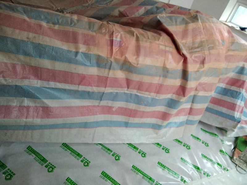 刷漆成品保護(hù)：在進(jìn)行墻面漆涂刷之前，需要先對施工區(qū)域進(jìn)行清理，如果家具、電器等物件最好搬移到別的地方。如果搬移不了的話，需要進(jìn)行成品保護(hù)，因?yàn)樵谑┕み^程中，難免會出現(xiàn)油漆掉落現(xiàn)象，這樣很容易造成污染，影響使用的美觀性。還需要進(jìn)行墻面的全面檢查，看看基層是否牢固平整。如果是舊墻出現(xiàn)漆膜脫落、開裂，需要先進(jìn)行鏟墻皮或者使用石膏來進(jìn)行裂縫的修補(bǔ)處理。做到墻面無灰塵、雜物，平整，再使用界面劑進(jìn)行墻面的涂刷，施工應(yīng)細(xì)致均勻。