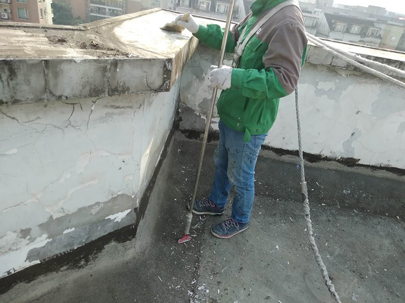 樓頂陽臺(tái)刷防水：開放式的陽臺(tái)在暴雨來臨時(shí)容易進(jìn)水，為了防止雨水進(jìn)入室內(nèi)，因此我們在陽臺(tái)裝修時(shí)，需要有一定坡度，保證水能順利流向排水孔，不會(huì)進(jìn)入房間。在暴雨天氣下，如果雨量大于地漏的排水能力時(shí)，就會(huì)在陽臺(tái)地面出現(xiàn)大量積水，容易導(dǎo)致積水進(jìn)入室內(nèi)，因此我們在選購陽臺(tái)地漏的時(shí)，最好選擇排水量大且順暢的地漏。通常陽臺(tái)的防水層都在外層，需要受到陽光暴曬、雨水侵蝕、嚴(yán)寒酷暑等自然天氣的考驗(yàn)，如果沒有出色的性能和良好的保護(hù)措施，他的使用年限會(huì)大大縮短。因此，我們在選購防水材料時(shí)，需要選擇強(qiáng)度高、耐老化的防水涂料。