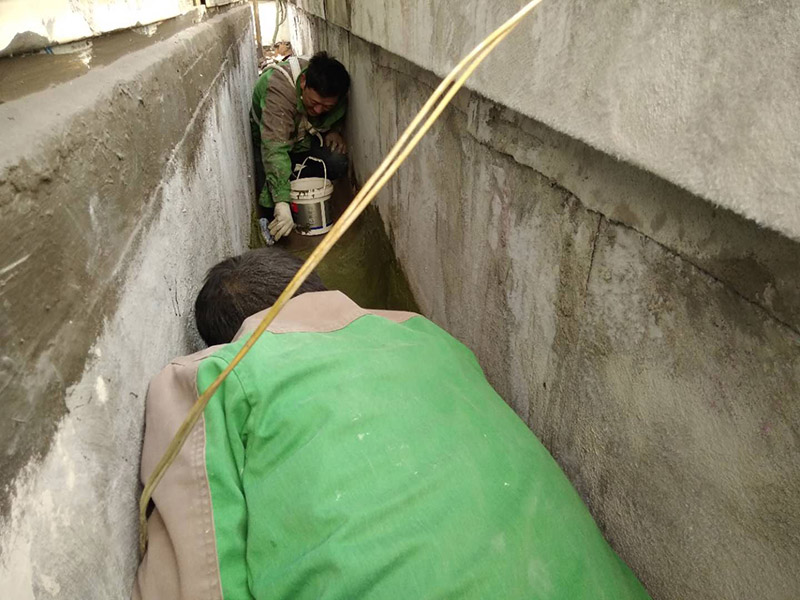 樓頂陽臺(tái)刷防水：開放式的陽臺(tái)在暴雨來臨時(shí)容易進(jìn)水，為了防止雨水進(jìn)入室內(nèi)，因此我們在陽臺(tái)裝修時(shí)，需要有一定坡度，保證水能順利流向排水孔，不會(huì)進(jìn)入房間。在暴雨天氣下，如果雨量大于地漏的排水能力時(shí)，就會(huì)在陽臺(tái)地面出現(xiàn)大量積水，容易導(dǎo)致積水進(jìn)入室內(nèi)，因此我們在選購陽臺(tái)地漏的時(shí)，最好選擇排水量大且順暢的地漏。通常陽臺(tái)的防水層都在外層，需要受到陽光暴曬、雨水侵蝕、嚴(yán)寒酷暑等自然天氣的考驗(yàn)，如果沒有出色的性能和良好的保護(hù)措施，他的使用年限會(huì)大大縮短。因此，我們在選購防水材料時(shí)，需要選擇強(qiáng)度高、耐老化的防水涂料。