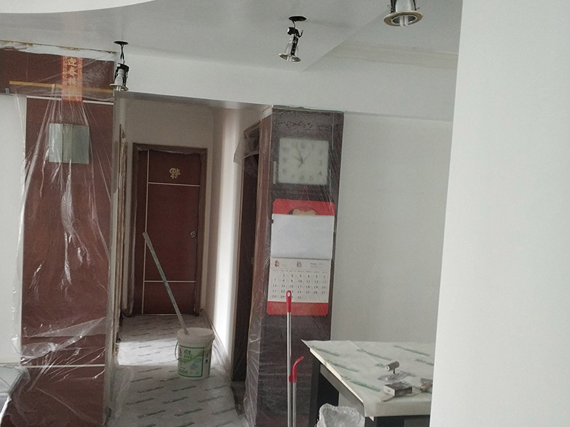 墻面翻新，地面保護(hù)：為了避免施工中磕碰到業(yè)主的家俱等物件，特地將這些物件搬到房屋中間。很快房間內(nèi)可以搬動(dòng)的物件，就都搬到了房屋的中間位置。為了避免涂料意外滴上，包上了保護(hù)膜。在鏟除舊墻面時(shí)還會(huì)留心用小托盤(pán)接住，以免弄臟業(yè)主家的地面。將踢腳線等與墻面接觸的位置及地面做好遮蔽，以免將涂料碰到木器上。 墻面應(yīng)先除掉浮灰，鏟除起砂翹皮的位置;對(duì)油污的位置，應(yīng)先將原有涂層鏟掉，不能鏟掉的要徹底清洗干凈。選用顆粒細(xì)度較大和質(zhì)地較硬的膩?zhàn)庸蝺?，底漆必須要刷勻，保證墻面每個(gè)地方都刷到，如果墻面吃漆量較多，底漆最好適當(dāng)?shù)募右稽c(diǎn)水，以保證可以涂刷均勻。這里上漆的量就是通常上的上漆工作了，不能加過(guò)量的水，會(huì)對(duì)漆膜厚度、手感和漆膜的硬度等產(chǎn)生影響。