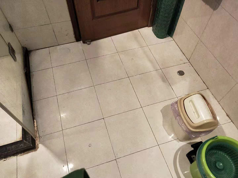 衛(wèi)生間地面注漿防水：注漿堵漏注漿堵漏之清理:詳細(xì)檢查、分析滲漏情況，確定灌漿孔位置及間距。清理干凈需要施工的區(qū)域，鑿除砼表面析出物，確保表面干凈。 注漿堵漏之鉆孔:使用鉆孔工具沿孔洞四周鉆泄壓孔，鉆頭直徑為14mm,鉆孔角度宜≦45&deg;，鉆孔深度≦結(jié)構(gòu)厚度的2/3，鉆孔必須斜穿過(guò)主漏水孔。墻面慢滲則分別在滲水面鉆梅花孔。用清洗機(jī)沖洗灌漿孔，直至灌漿孔出水清澈則可進(jìn)行下一步工作。 注漿堵漏之埋嘴:觀察主漏水孔的壓力，水流不急壓力不大時(shí)可用快干堵漏劑埋注灌漿止水針頭。當(dāng)結(jié)構(gòu)達(dá)到一定的強(qiáng)度沒(méi)有滲漏時(shí)，其它泄水孔分別安裝膨脹止水針頭，用專用內(nèi)六角扳手?jǐn)Q緊，使灌漿嘴周圍與鉆孔之間無(wú)空隙，不漏水。單孔逐一連續(xù)進(jìn)行。當(dāng)相鄰孔開(kāi)始出漿后，保持壓力3~5分鐘，即可停止本孔灌漿，改注相鄰灌漿孔。 待所有的孔都灌完后，回到先前靠前個(gè)灌漿孔，再次灌漿以保證壓力較大化。