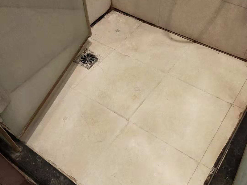 衛(wèi)生間地面注漿防水：注漿堵漏注漿堵漏之清理:詳細(xì)檢查、分析滲漏情況，確定灌漿孔位置及間距。清理干凈需要施工的區(qū)域，鑿除砼表面析出物，確保表面干凈。 注漿堵漏之鉆孔:使用鉆孔工具沿孔洞四周鉆泄壓孔，鉆頭直徑為14mm,鉆孔角度宜≦45&deg;，鉆孔深度≦結(jié)構(gòu)厚度的2/3，鉆孔必須斜穿過(guò)主漏水孔。墻面慢滲則分別在滲水面鉆梅花孔。用清洗機(jī)沖洗灌漿孔，直至灌漿孔出水清澈則可進(jìn)行下一步工作。 注漿堵漏之埋嘴:觀察主漏水孔的壓力，水流不急壓力不大時(shí)可用快干堵漏劑埋注灌漿止水針頭。當(dāng)結(jié)構(gòu)達(dá)到一定的強(qiáng)度沒(méi)有滲漏時(shí)，其它泄水孔分別安裝膨脹止水針頭，用專用內(nèi)六角扳手?jǐn)Q緊，使灌漿嘴周圍與鉆孔之間無(wú)空隙，不漏水。單孔逐一連續(xù)進(jìn)行。當(dāng)相鄰孔開(kāi)始出漿后，保持壓力3~5分鐘，即可停止本孔灌漿，改注相鄰灌漿孔。 待所有的孔都灌完后，回到先前靠前個(gè)灌漿孔，再次灌漿以保證壓力較大化。