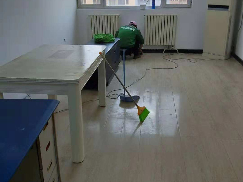 現(xiàn)場衛(wèi)生打掃：局部裝修就是那個位置維修了就打掃那個位置，整體裝修就將大至的裝修垃圾裝袋清掃，但細(xì)致的衛(wèi)生打掃請找專業(yè)的保潔。