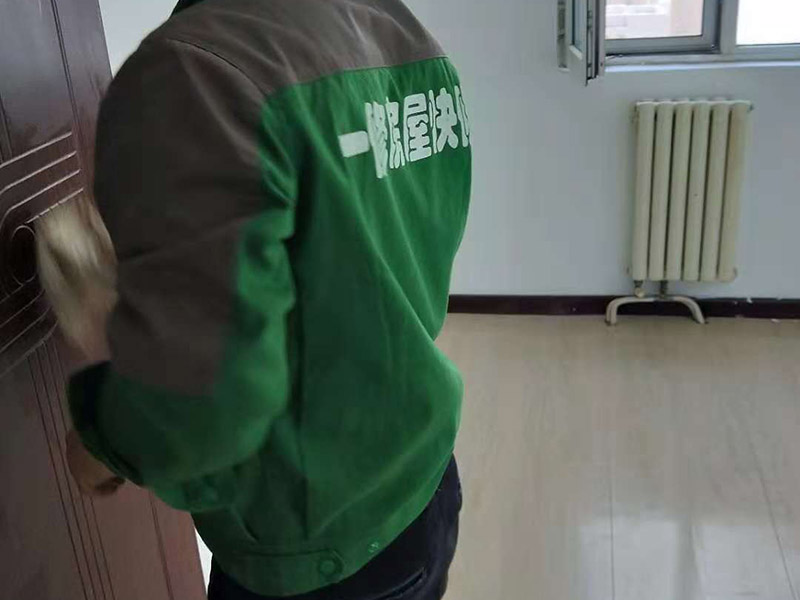 現(xiàn)場衛(wèi)生打掃：局部裝修就是那個位置維修了就打掃那個位置，整體裝修就將大至的裝修垃圾裝袋清掃，但細(xì)致的衛(wèi)生打掃請找專業(yè)的保潔。