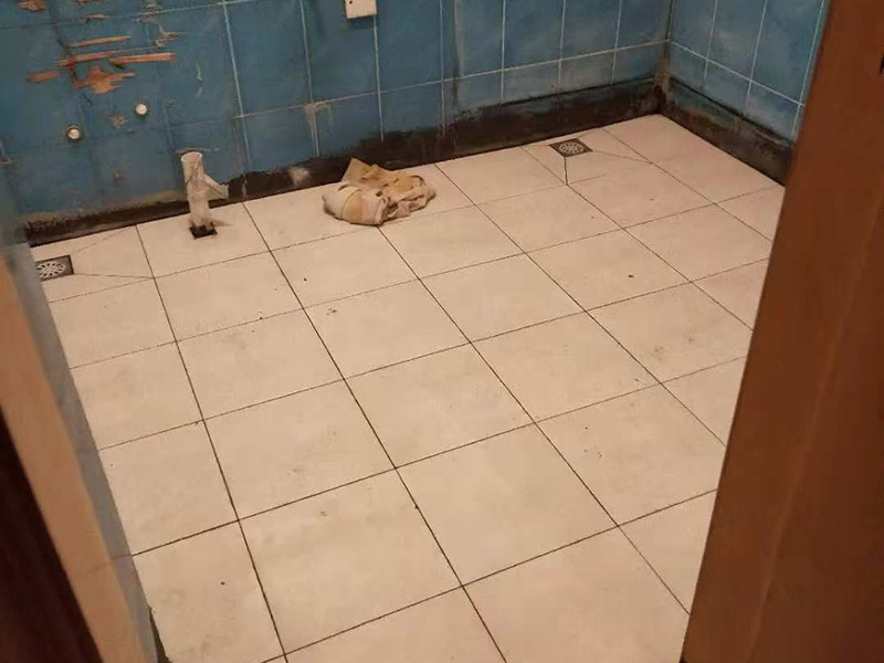 廁所地磚鋪貼維修：1、首先將選購好的瓷磚清潔干凈，并在水中浸泡2個小時以上，瓷磚的浸泡是為了能讓瓷磚充分的吸收水分，避免在鋪貼完成之后吸取材料中的水分，而影響瓷磚與地面的粘貼度，造成起空鼓、脫落等現(xiàn)象，開始鋪貼瓷磚之前需要從水中取出并將便面的水分擦去，以便鋪貼。 2、在開始瓷磚進行鋪貼之前，需先在墻面上吊垂線，吊垂線是用來確定瓷磚與墻面的尺寸，再設(shè)置水平線，這樣能夠保證瓷磚鋪貼過程中保持橫平豎直的平整度。 3、在瓷磚鋪貼過程中需要以水平線為準繩，設(shè)置木板將瓷磚支撐住，這樣是為了防止瓷磚在達到一定的粘著強度之前出現(xiàn)位移或下墜的現(xiàn)象。  4.、通常地磚的鋪貼都是由門窗邊或者陽臺開始的，保證從上到下，由左及右的順序行進，先用水潤曾找平層，再用鏟子將水泥抹在瓷磚的背面，再將瓷磚貼在地面，再用橡膠錘輕輕敲擊瓷磚，使水泥充滿墻面與瓷磚之間的空隙，粘貼時要注意所使用的粘貼材料不能太稠，也不能太稀，太稠的話不容易攤開，太稀的話又不容易粘牢。 5、當(dāng)?shù)卮u鋪貼好之后，需要及時將表面的污漬清潔干凈，當(dāng)表面的污染比較嚴重時，可以使用10%濃度的稀鹽酸溶液來進行清潔，如果選用稀鹽酸進行清洗的話，最后一定要再用清水沖洗一遍。如果是瓷磚釉的話，清理完成之后還可在表面噴上一層薄薄的碧麗珠光亮劑，并且使用軟抹布再擦拭一遍，就能夠保持瓷磚表面的光澤度并且不容易受到污染。