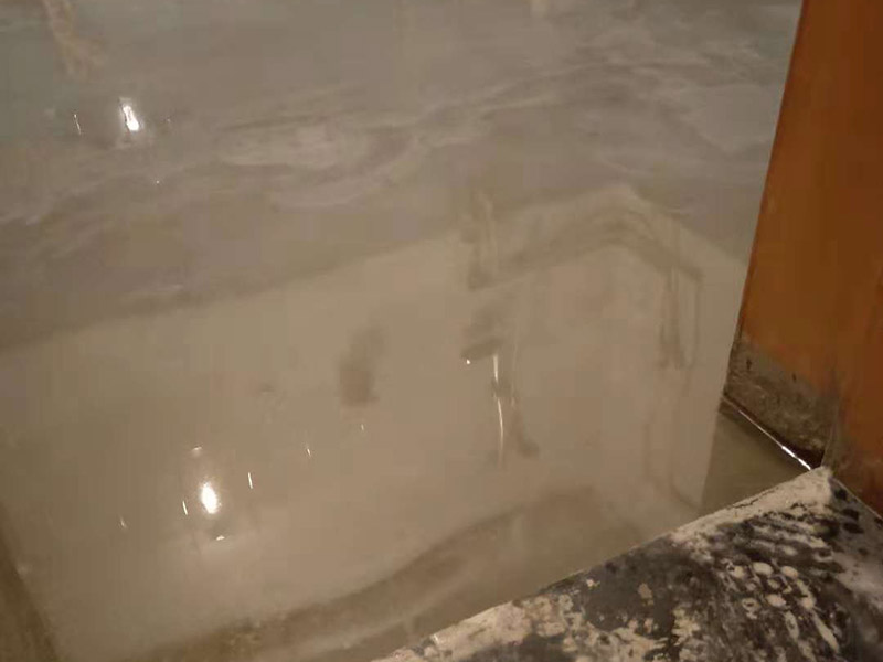 廁所地磚鋪貼維修：1、首先將選購好的瓷磚清潔干凈，并在水中浸泡2個小時以上，瓷磚的浸泡是為了能讓瓷磚充分的吸收水分，避免在鋪貼完成之后吸取材料中的水分，而影響瓷磚與地面的粘貼度，造成起空鼓、脫落等現(xiàn)象，開始鋪貼瓷磚之前需要從水中取出并將便面的水分擦去，以便鋪貼。 2、在開始瓷磚進行鋪貼之前，需先在墻面上吊垂線，吊垂線是用來確定瓷磚與墻面的尺寸，再設(shè)置水平線，這樣能夠保證瓷磚鋪貼過程中保持橫平豎直的平整度。 3、在瓷磚鋪貼過程中需要以水平線為準繩，設(shè)置木板將瓷磚支撐住，這樣是為了防止瓷磚在達到一定的粘著強度之前出現(xiàn)位移或下墜的現(xiàn)象。  4.、通常地磚的鋪貼都是由門窗邊或者陽臺開始的，保證從上到下，由左及右的順序行進，先用水潤曾找平層，再用鏟子將水泥抹在瓷磚的背面，再將瓷磚貼在地面，再用橡膠錘輕輕敲擊瓷磚，使水泥充滿墻面與瓷磚之間的空隙，粘貼時要注意所使用的粘貼材料不能太稠，也不能太稀，太稠的話不容易攤開，太稀的話又不容易粘牢。 5、當(dāng)?shù)卮u鋪貼好之后，需要及時將表面的污漬清潔干凈，當(dāng)表面的污染比較嚴重時，可以使用10%濃度的稀鹽酸溶液來進行清潔，如果選用稀鹽酸進行清洗的話，最后一定要再用清水沖洗一遍。如果是瓷磚釉的話，清理完成之后還可在表面噴上一層薄薄的碧麗珠光亮劑，并且使用軟抹布再擦拭一遍，就能夠保持瓷磚表面的光澤度并且不容易受到污染。