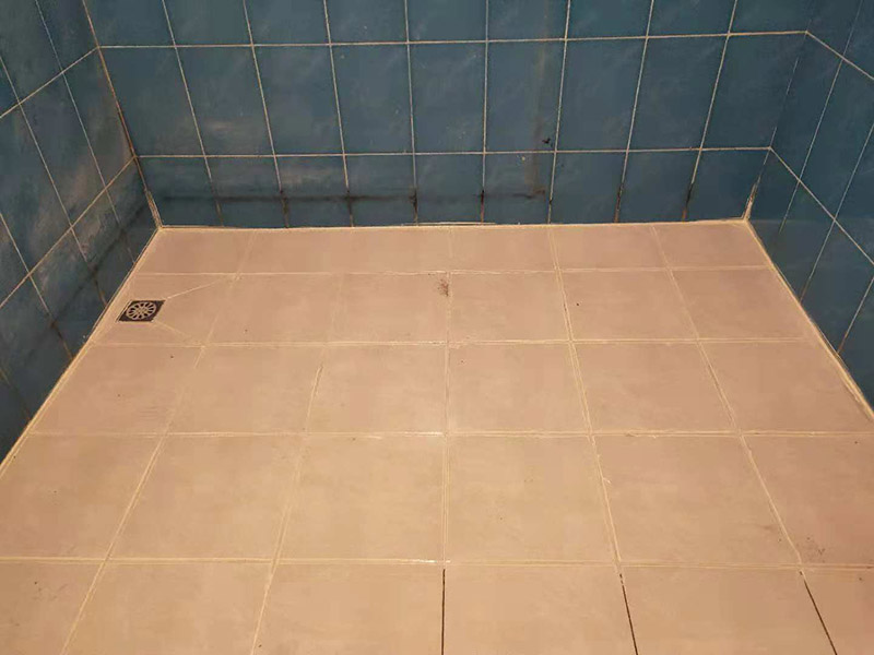 衛(wèi)浴地磚美縫：首先要清理瓷磚的縫隙，在瓷磚邊緣貼美紋紙，自己做美縫要貼的美紋紙。紙的邊緣盡量和瓷磚的邊緣貼在一起，貼好紙后就開始填縫，膠管、膠槍準(zhǔn)備好。在填縫時(shí)要注意力度，一條下來(lái)整個(gè)力度要前后一致。填完一條好，要在美縫劑還沒(méi)凝固之前用刮板把青幫刮平。同時(shí)把一些填充不均勻的位置給填充平整，美縫劑被刮平后還沒(méi)有完全凝固前，立刻撕掉美紋紙。如果有些地方的美紋紙沒(méi)有撕下來(lái)的話，可以用壁紙刀慢慢刮下來(lái)，或者用其他清潔工具清理。當(dāng)?shù)孛姘匆陨戏椒ㄇ謇硗隀M條時(shí)，再按以上的方法處理豎條。