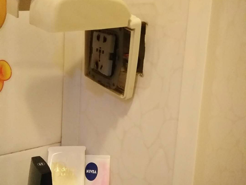 浴室插座熱水器維修：首先，我們要先看看漏電保護(hù)器上的指示燈是否亮著，這是電熱水器維修中的第一步。如果家里的電熱水器沒有安裝漏電保護(hù)開關(guān)，就要注意查看熱水器機(jī)殼上的指示燈，如果燈沒亮，可能就是電源的電壓沒有輸出，或者是漏電保護(hù)器壞了。如果燈是亮著的，可以用螺絲釘打開熱水器的蓋子，檢查內(nèi)部結(jié)構(gòu)是否出現(xiàn)故障。熱水器作為用電功率比較大的電器，有時(shí)候連接電線會比較容易老化或者是戎毀，當(dāng)確定上面的維修步驟中都沒發(fā)現(xiàn)任何問題時(shí)，就要注意檢查是不是連接線端子和接頭有沒有被燒毀，發(fā)現(xiàn)之后要立即更換新的連接線，確保電熱水器正常工作。