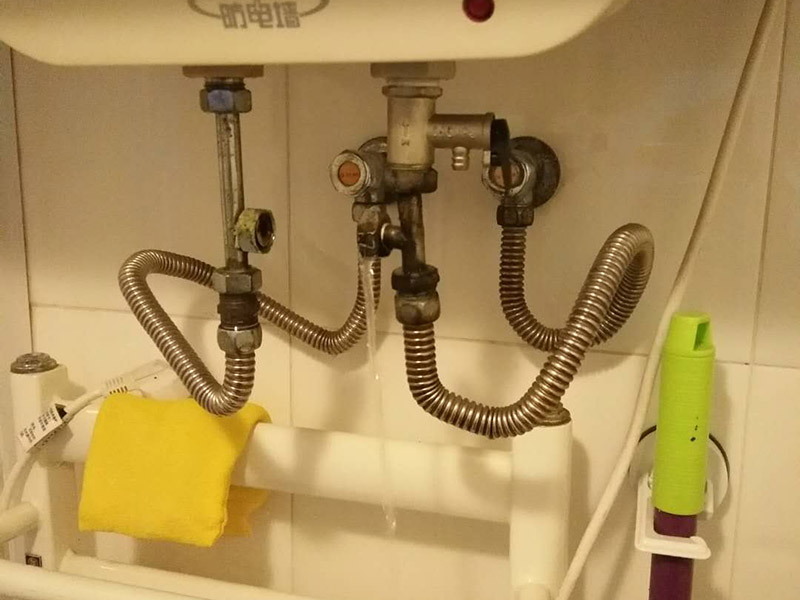 浴室插座熱水器維修：首先，我們要先看看漏電保護(hù)器上的指示燈是否亮著，這是電熱水器維修中的第一步。如果家里的電熱水器沒有安裝漏電保護(hù)開關(guān)，就要注意查看熱水器機(jī)殼上的指示燈，如果燈沒亮，可能就是電源的電壓沒有輸出，或者是漏電保護(hù)器壞了。如果燈是亮著的，可以用螺絲釘打開熱水器的蓋子，檢查內(nèi)部結(jié)構(gòu)是否出現(xiàn)故障。熱水器作為用電功率比較大的電器，有時(shí)候連接電線會比較容易老化或者是戎毀，當(dāng)確定上面的維修步驟中都沒發(fā)現(xiàn)任何問題時(shí)，就要注意檢查是不是連接線端子和接頭有沒有被燒毀，發(fā)現(xiàn)之后要立即更換新的連接線，確保電熱水器正常工作。