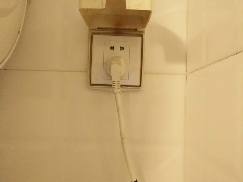 浴室插座熱水器維修：首先，我們要先看看漏電保護(hù)器上的指示燈是否亮著，這是電熱水器維修中的第一步。如果家里的電熱水器沒有安裝漏電保護(hù)開關(guān)，就要注意查看熱水器機(jī)殼上的指示燈，如果燈沒亮，可能就是電源的電壓沒有輸出，或者是漏電保護(hù)器壞了。如果燈是亮著的，可以用螺絲釘打開熱水器的蓋子，檢查內(nèi)部結(jié)構(gòu)是否出現(xiàn)故障。熱水器作為用電功率比較大的電器，有時(shí)候連接電線會比較容易老化或者是戎毀，當(dāng)確定上面的維修步驟中都沒發(fā)現(xiàn)任何問題時(shí)，就要注意檢查是不是連接線端子和接頭有沒有被燒毀，發(fā)現(xiàn)之后要立即更換新的連接線，確保電熱水器正常工作。