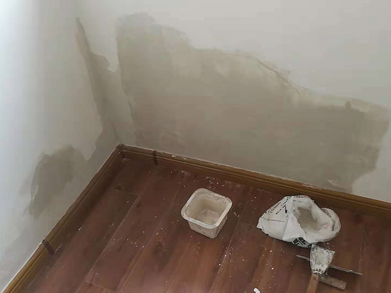 墻面局部維修：在進行墻面局部翻新前，墻面基底處理一定要做好,對于粉化嚴(yán)重的要進行鏟除,再抹上一層白水泥。對于原來墻面過于光滑的，要進行打磨處理,對于粘結(jié)不牢的表皮要進行祛除，便于涂層材料與墻體表面的結(jié)合。 墻面底漆的涂刷是為了抗堿防潮、封固基材同時對于面漆的質(zhì)感與遮蓋力也有所提高。對于墻面局部翻新工程，底漆是十分必要的,如果忽略了刷底漆，直接使用面漆的話,一段時間后墻面容易出現(xiàn)起泡、發(fā)霉等現(xiàn)象。