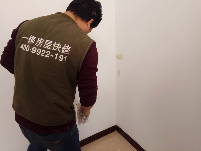 局部乳膠漆修補：內墻粉刷：檢查、成品保護、封固層施工、厚找平施工、精找平施工、底漆施工、面漆施工、完工檢查。 毛胚墻基層必須平整，陰陽角、墻面要進行檢查，第一遍膩子干透才能施工，要選擇袋裝粉狀加水使用的成品膩子。 乳膠漆施工：輥涂難度低、性價比高。噴涂效果好、廢料、成本高、不宜修補；刷涂省料、費時、不宜大面積施工。