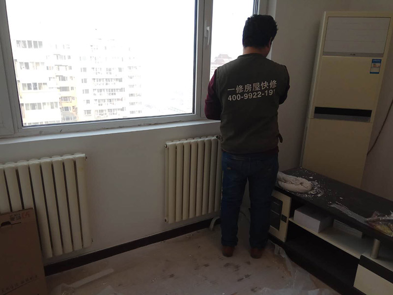 局部乳膠漆修補：內墻粉刷：檢查、成品保護、封固層施工、厚找平施工、精找平施工、底漆施工、面漆施工、完工檢查。 毛胚墻基層必須平整，陰陽角、墻面要進行檢查，第一遍膩子干透才能施工，要選擇袋裝粉狀加水使用的成品膩子。 乳膠漆施工：輥涂難度低、性價比高。噴涂效果好、廢料、成本高、不宜修補；刷涂省料、費時、不宜大面積施工。