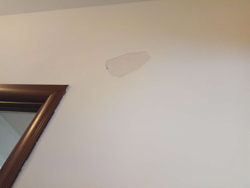 局部乳膠漆修補：內墻粉刷：檢查、成品保護、封固層施工、厚找平施工、精找平施工、底漆施工、面漆施工、完工檢查。 毛胚墻基層必須平整，陰陽角、墻面要進行檢查，第一遍膩子干透才能施工，要選擇袋裝粉狀加水使用的成品膩子。 乳膠漆施工：輥涂難度低、性價比高。噴涂效果好、廢料、成本高、不宜修補；刷涂省料、費時、不宜大面積施工。